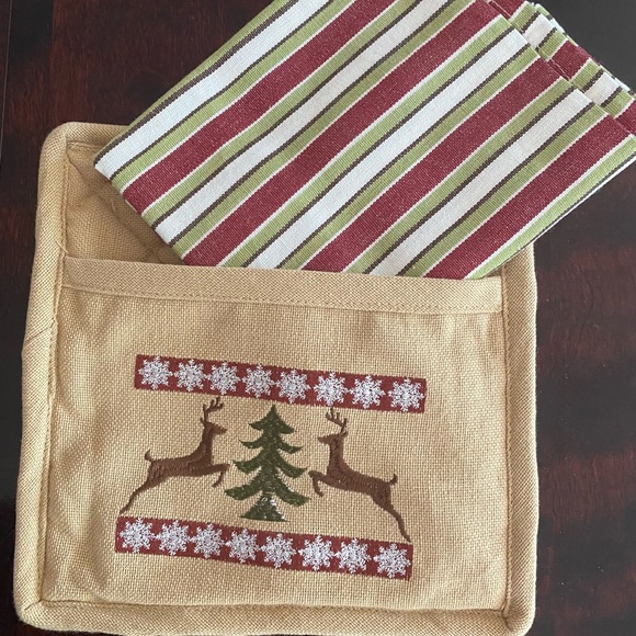 Two-piece Holiday Linens - Picture 2 of 7